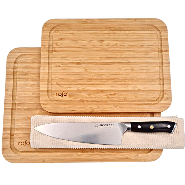 סכין שף עם חריטה ושני קרשי חיתוך מעץ במבוק עם חריטה