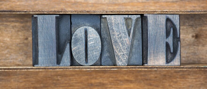 אותיות דפוס מעץ ומתכת יוצרות את המילה LOVE