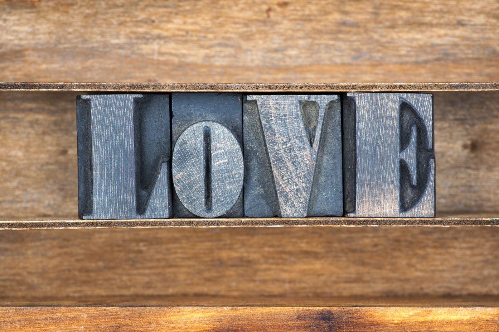 אותיות דפוס מעץ ומתכת יוצרות את המילה LOVE