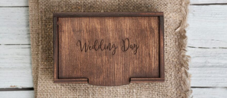 קופסת עץ עם חריטת Wedding Day על בד יוטה