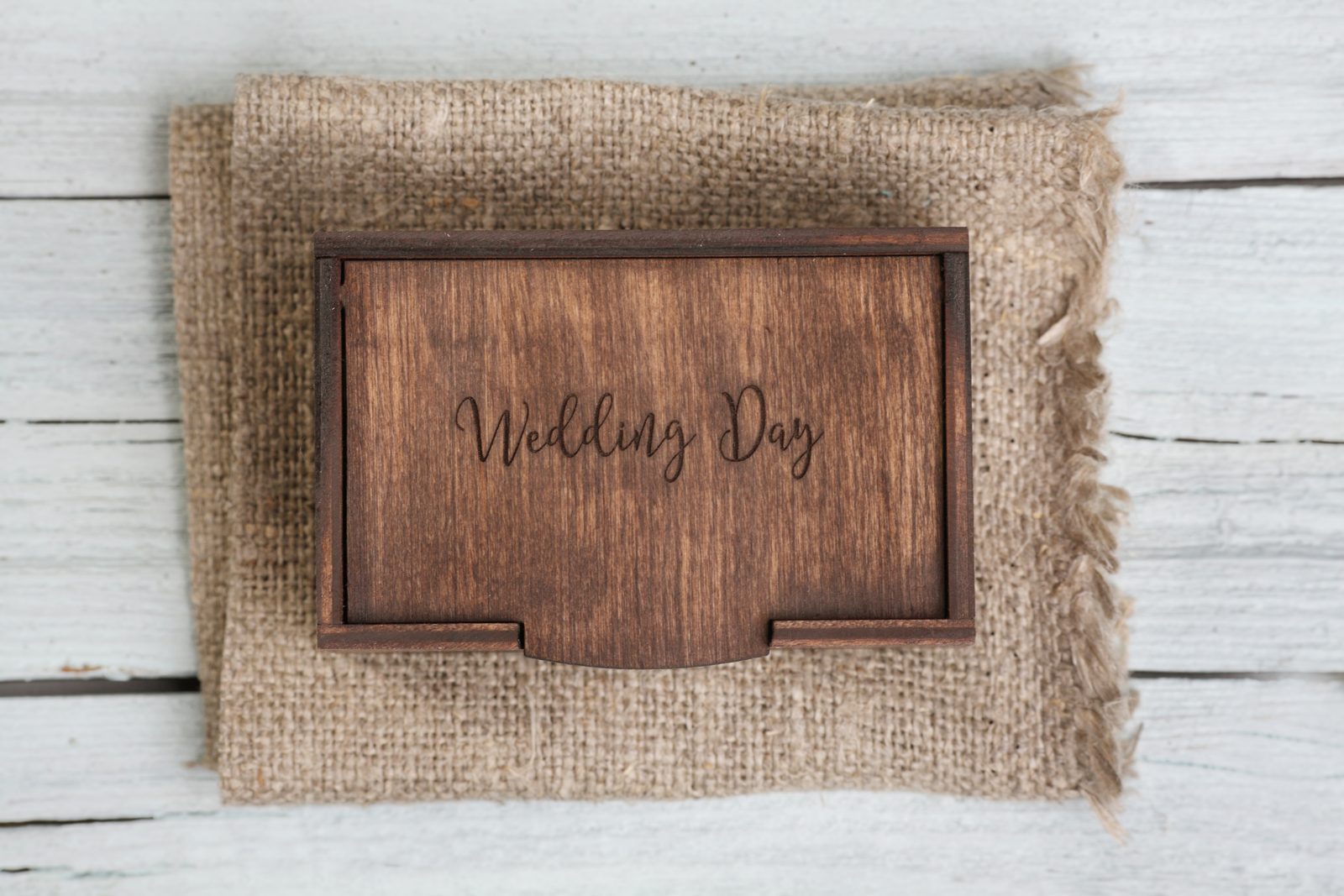 קופסת עץ עם חריטת Wedding Day על בד יוטה